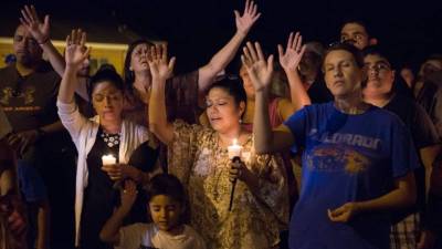 A candlelight vigil is observed on November 5, 2017, following the mass shooting at the First Baptist Church in Sutherland Springs, Texas, that left 26 people dead according to authorities. / AFP PHOTO / SUZANNE CORDEIRO
