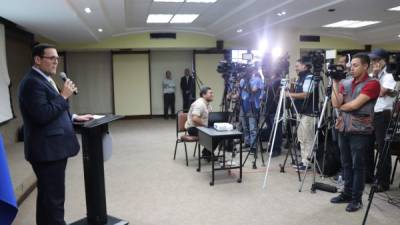 Momento en el que el canciller hondureño Lisandro Rosales se dirigía a los medios de prensa.