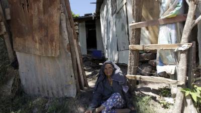 Una mujer de la tercera edad tendida en el piso de su improvisada covacha en las afueras de la capital hondureña.