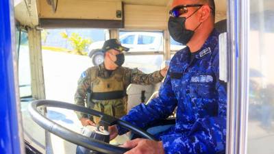 Los militares conducen los autobuses decomisados a un empresario del transporte detenido.