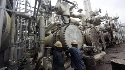 Trabajadores de una refinería petrolera ubicada en Port Harcourt, Nigeria.