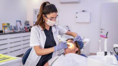 Se debe fomentar desde la infancia la higiene bucal para evitar patologías como las caries o las enfermedades orales.