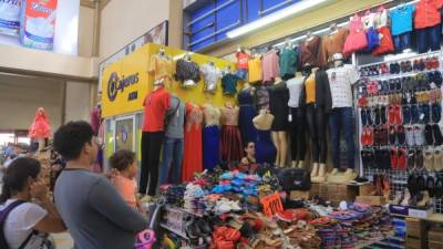 Tiendas de ropa, zapatos y accesorios de la Gran Central de Autobuses han puesto descuentos a diversos artículos. Foto: Melvin Cubas.