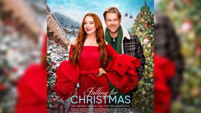 Lindsay Lohan y Chord Overstreet interpretan a la pareja que se enamora en la víspera de la Navidad Netflix.