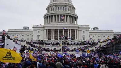 Seguidores de Donald Trump irrumpen durante unas protestas en los terrenos del Capitolio de los Estados Unidos en Washington (Estados Unidos). EFE/ WILL OLIVER