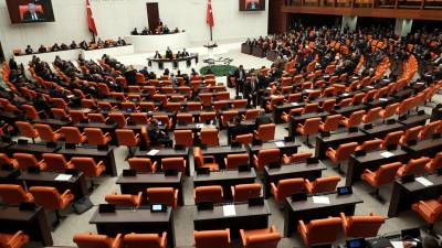 Legisladores asisten a una sesión antes de votar un proyecto de ley sobre la adhesión de Suecia a la OTAN.