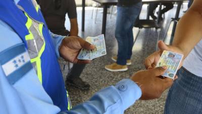 Las autoridades afirman que hay material para atender unos 500 a 600 conductores al día en San Pedro Sula.