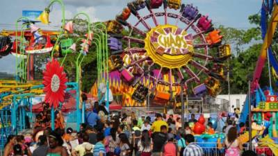 Los atractivos juegos mecánicos son uno de los principales atractivos de la Feria Juniana para niños y jóvenes.