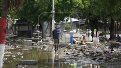 En los primeros pasajes de la colonia Planeta ya bajó el agua y solo queda lodo, pero en las demás calles al igual que en la Céleo Gonzales y Rivera Hernández las vías siguen inundadas. Fotos: Melvin Cubas