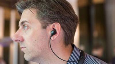 El diseño de los nuevos audífonos se ajusta en el cuello primero para ajustarlo en la oreja después.