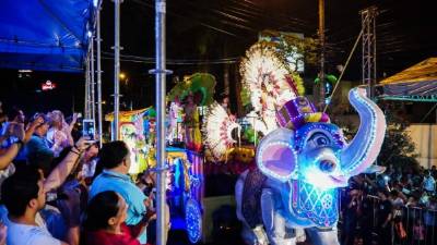 Las imponentes carrozas de la alegría, las chimenas gigantes, los grupos folclóricos y las mojigangas, entre las novedades que encantaron a sampedranos y visitantes. Fotos: Yoseph Amaya y Wendel Escoto