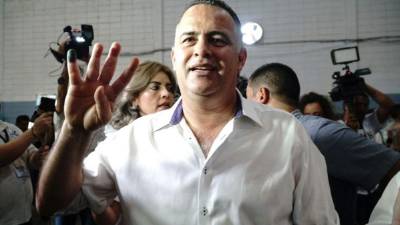 El alcalde sampedrano, Armando Calidonio, busca la reelección. Llegó a ejercer el sufragio junto a su esposa, Karen.