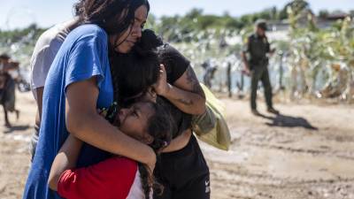 Cientos de migrantes siguen cruzando a diario el río Bravo para ingresar a territorio estadounidense pese a las extremas medidas de seguridad.