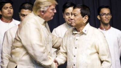 El Presidente de EUA fue criticado por saludar a su homólogo filipino, Rodrigo Duterte, cuestionado por violaciones a los derechos humanos en su “guerra contra la droga”, que ha dejado miles de muertos.