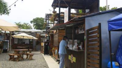 En La Placita Food Park ya se habilitó el servicio para llevar y a domicilio. Fotos La Prensa Melvin Cubas.