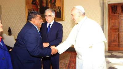 Nelson Danilo Aceituno momento en que saluda al papa Francisco.