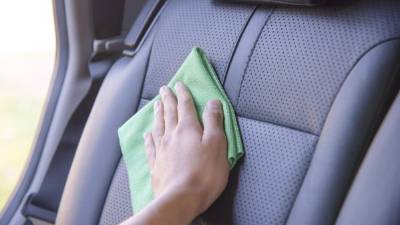 Se debe asear una vez a la semana el interior del automóvil.
