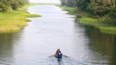 Este canal de agua construido en 1964 le brinda la oportunidad de pescar o simplemente observar la naturaleza desde el puente colgante del parque Los Naranjos. Un cálido paseo por sus mansas aguas es recomendable. Fotos: Franklin Muñoz