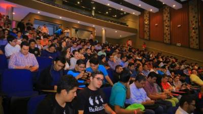 Los asistentes al evento, entre ellos un gran número de jóvenes, están atentos a los consejos en el Innovation Fest.