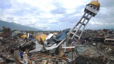 This pitcture shows a damaged mosque and houses at the Balaroa village in Palu, Indonesia's Central Sulawesi on October 7, 2018, following the September 28 earthquake and tsunami. - Aid poured into disaster-ravaged Palu after days of delays as efforts ramped up to reach 200,000 people in desperate need following a deadly quake-tsunami in the Indonesian city. (Photo by OLA GONDRONK / AFP)