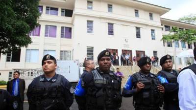 Agentes de policía resguardan la sede de la Corte Suprema de Justicia en la capital panameña.