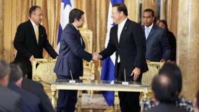 Los presidentes JOH y Juan Carlos Varela.