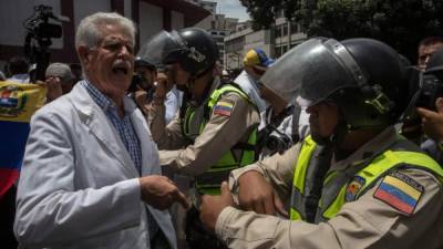 Los trabajadores del sector salud de Venezuela se movilizaron en Caracas en contra de la convocatoria realizada por el presidente del país, Nicolás Maduro, a elegir una Asamblea Nacional Constituyente para transformar la Carta Magna venezolana.