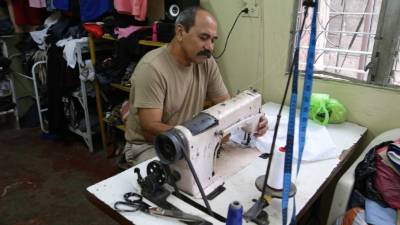 Ricardo Martínez confecciona una camisa en su sastrería. Fotos: Franklin Muñoz