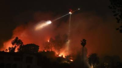 Los bomberos de California intentan contener cuatro incendios que amenazan varias ciudades.