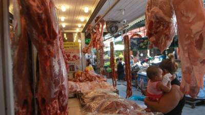 Pese a la baja los clientes han reducido la compra de carne por el alto precio. Foto: Melvin Cubas.