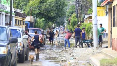 En Chamelecón, la mayoría de familias retornaron a limpiar sus casas que se inundaron más que con Eta. FOTOS: MOISÉS VALENZUELA