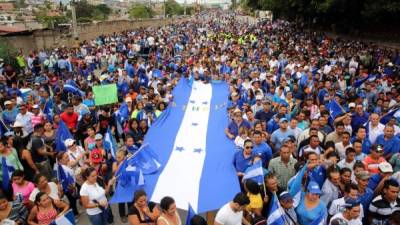 Centenares de nacionalistas apoyaron ayer en una marcha por la mañana las medidas del presidente Hernández.
