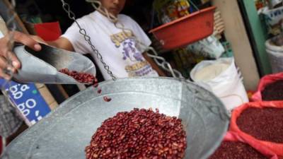 Precio. En el mercado Dandy, la libra de frijoles cuesta hasta 17 lempiras.