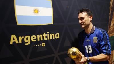 Scaloni con la Copa del Mundo obtenida en Qatar.