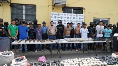 La droga y las armas son parte de las evidencias que tiene la fiscalía en contra de los capturados en Pimienta, Cortés.