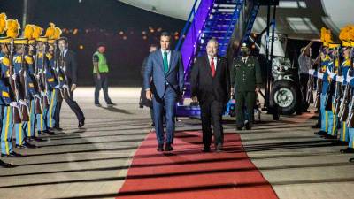 <b><span class=mln_uppercase_mln>Visita.</span></b> El presidente del Gobierno español, Pedro Sánchez, fue recibido anoche por el canciller Enrique Reina.<span class=mln_uppercase_mln> foto: casa presidencial </span>