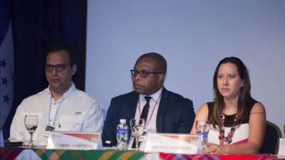 El presidente de la Asociación de Hoteles Pequeños (HOPEH) Gabriel López, el jefe de la Oficina de Turismo de la OEA Richard Campbell y la presidenta de la Red Interamericana de Pequeños Hoteles Nicole Marder (d). EFE
