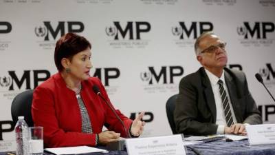 La fiscal general de Guatemala, Thelma Aldana (i), y el jefe de la Comisión Internacional contra la Impunidad en Guatemala, Iván Velásquez (d), durante una conferencia a la prensa sobre el caso de la constructora brasileña Odebrecht acusada de dar sobornos al exministro de Comunicaciones de Guatemala, Alejandro Sinibaldi, y al candidato presidencial por el partido Líder, Manuel Baldizón, en la sede del Ministerio Público. EFE