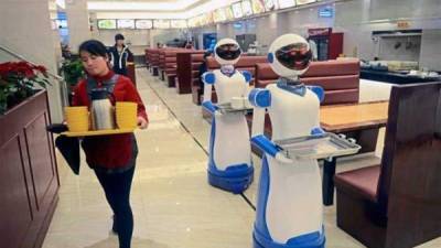 En este restaurante chino, meseros robots atienden a los clientes.