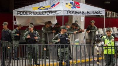 Miembros del Ejército venezolano resguardan las instalaciones del Consejo Nacional Electoral en Caracas. Foto: EFE/Miguel Gutiérrez