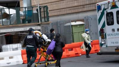 Un paciente con coronavirus en Nueva York es trasladado en una camilla. Foto: AFP