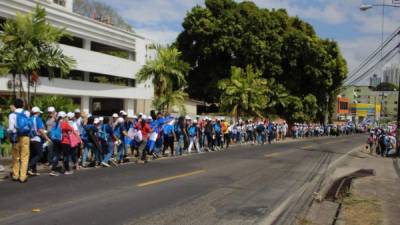 Jóvenes caminan por las calles de la capital panameña. Foto: Twitter