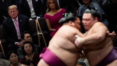 Donald Trump (L), Melania Trump (C) y el primer ministro de Japón, Shinzo Abe 'Akie Abe (R), ven la batalla de sumo durante el Gran Torneo de Verano de Sumo en Tokio.