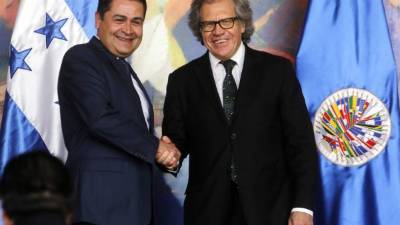 El presidente Juan Orlando Hernández y Luis Almagro en la instalación del diálogo en agosto pasado.