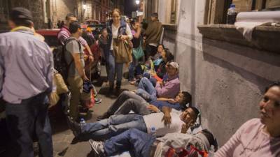 Un grupo de católicos esperan a Francisco en una calle de Morelia , Michoacán. AFP