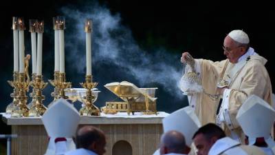 Francisco celebra la misa de canonización de Junípero Serra en el pórtico oriental de la Basílica del Santuario Nacional de la Inmaculada Concepción el 23 de septiembre, 2015, en Washington.