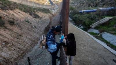 Cientos de migrantes arriesgan sus vidas saltando la valla que separa a Estados Unidos de México.