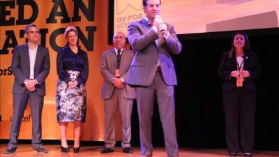 Fotografía cedida por la Unicef que muestra al empresario guatemalteco Salvador Paiz hablando sobre la violencia en el entorno escolar en Nueva York (NY, EE.UU.). EFE