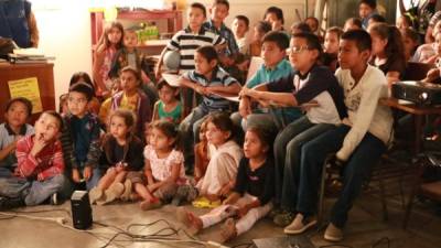 Los niños, jóvenes y adultos disfrutaron de la película después de recibir el mensaje sobre la prevención del zancudo.