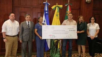 El cónsul de México, Omar Hurtado junto al alcalde Armando Calidonio y representantes de educación.